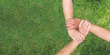 Otantik üçgen ortakları el ele tutuşur. Üç el, yeşil ekosistem işi için sağlam bir ekip çalışması vaat ediyor. Müşteri, birleşik takım sözü vermek için üç el güven üçgeni yapar.