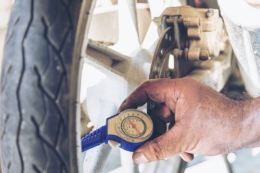 Otomobil garaj otomobil ve araç tamirhanesi makine mühendisliğinde. Otomobil tamircisi el arabasıyla otomotiv teknisyeni atölyesini onarıyor. Servis araba motoru makinesi