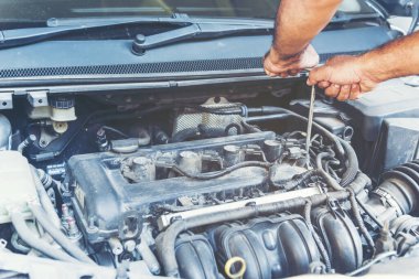 Otomobil garaj otomobil ve araç tamirhanesi makine mühendisliğinde. Otomobil tamircisi el arabasıyla otomotiv teknisyeni atölyesini onarıyor. Servis araba motoru makinesi