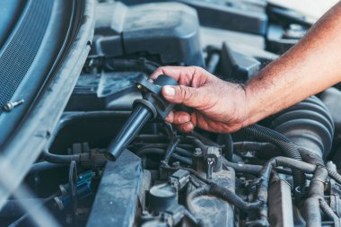 Otomobil garaj otomobil ve araç tamirhanesi makine mühendisliğinde. Otomobil tamircisi el arabasıyla otomotiv teknisyeni atölyesini onarıyor. Servis araba motoru makinesi