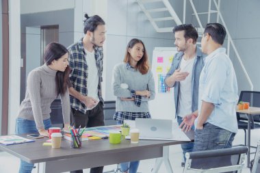 Çeşitlilik Yaratıcı Tasarım İşbirliği Ekibi İş Ortakları Takım Çalışmalarıyla Toplantı Konferans Odasında Birlikte Çalışıyor. İş Adamı ve Ekibi 'nde Güven Buluşması.