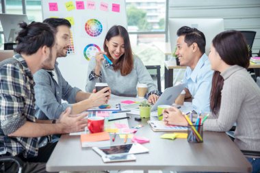 Takım çalışması konsepti. İşbirliği Ekibi Toplantısı İş Ekibiyle İletişim Konferans Odası 'nda Birlikte Çalışıyor. Çeşitlilik Ortağı İş Buluşma Vakfının İş Adamı ve Takımına En İyi Bakış.