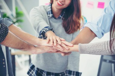 Partner İş Takımı Ortaklığı. İş adamı, iş dünyasının yüklenicisini yumrukluyor. Başarı görevi ekibi toplanıyor. Bir grup insan el ele tutuşuyor. İş Konsepti