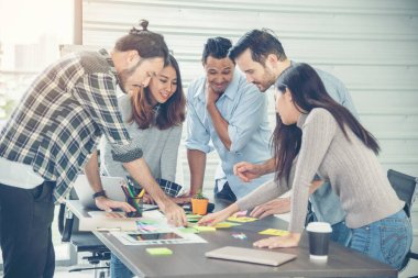 Asya Takım Çalışması Ekibi, konferans odasında birlikte çalışan iş adamlarıyla iletişim kurma konsepti. Çeşitlilik Ortaklığı Toplantısı İş Adamı ve Ekibi için Beyin Fırtınası