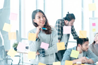 Çeşitlilik Yaratıcı Tasarım İşbirliği Ekibi İş Ortakları Takım Çalışmalarıyla Toplantı Konferans Odasında Birlikte Çalışıyor. İş Adamı ve Ekibi 'nde Güven Buluşması.