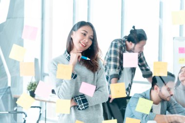 Çeşitlilik Yaratıcı Tasarım İşbirliği Ekibi İş Ortakları Takım Çalışmalarıyla Toplantı Konferans Odasında Birlikte Çalışıyor. İş Adamı ve Ekibi 'nde Güven Buluşması.