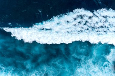 Yaz tropikal plaj beyaz kum mavi deniz yaz mevsiminde güneşli bir günde. Deniz kıyısı sahili manzaralı köpüklü dalgalar mavi deniz dalgaları tropikal okyanus kumları. Seyahat tatili deniz kenarı turkuvazı .