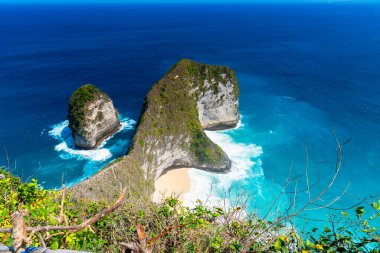 Yazın güneşli bir günde beyaz kum ve mavi denizin olduğu tropik bir sahil. Plajda deniz huzurlu plaj manzaralı köpüklü dalgalar ve mavi deniz tropikal okyanus kumları. deniz kenarında tatil.