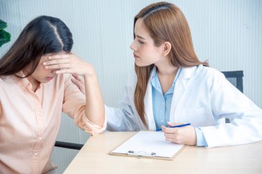 Hastane sağlık tedavi kliniğinde uzman kadın doktor ve hasta danışmanlığı. Tıbbi sağlık tedavisi için reçete yazan doktor..