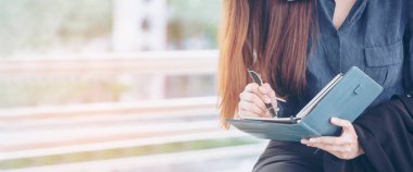 Ajandalı kadın programı ve 2019 Takvim Etkinliği randevusu. Akıllı İş kadını zaman çizelgesini ayarlamak için not ve program. Gündem üzerine yazan kadın elleri. Zaman çizelgesi kavramı.