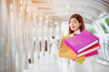 Alışveriş meraklısı kadınlar alışveriş torbaları, para, alışveriş merkezlerinde kredi kartı kullanırlar. Moda kadını, Kara Cuma 'da satış etiketli internet sitesine bayılır. E-ticaret moda dijital pazarlama yaşam tarzı