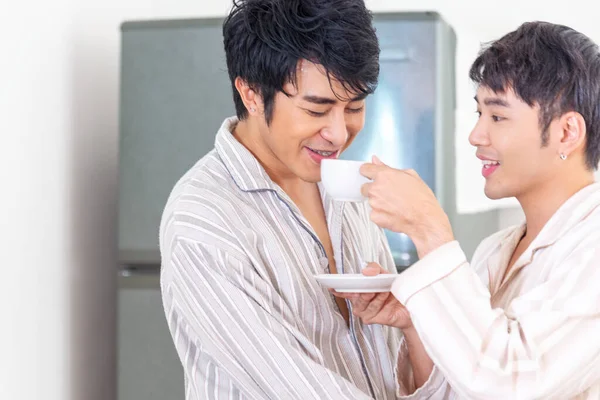 同性恋夫妇在厨房里一起做饭 使早餐关系坠入爱河 Lgbtq关系生活方式概念 — 图库照片