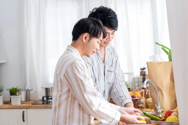 亚洲同性恋夫妇在厨房一起做饭 准备新鲜蔬菜 使有机沙拉健康食品 亚洲人快乐的时候笑 在厨房里笑 Lgbtq关系生活方式概念 — 图库照片