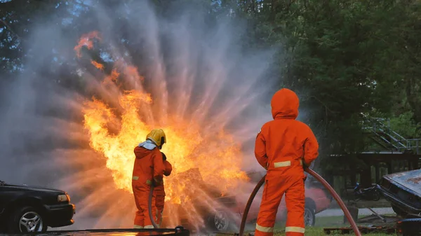 Tfaiyeci Yangın Hortumuyla Kimyasal Köpüklü Sprey Motorla Savaşıyor Tfaiyeciler Korunmak — Stok fotoğraf