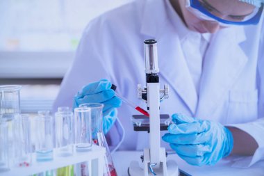Biyoteknoloji laboratuvar araştırmalarında kullanılan bilimsel covid-19 virüs antikor örneği virüse karşı aşı üretiyor. Bilim adamı mikroskoba bakıyor, bilim test tüpü kimya laboratuvarını analiz ediyor.