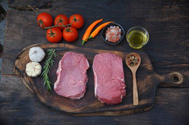 Izgara ızgara et, ateş alevi, bbq yemek pişirme, kömürden yanıyor. Biftek ızgarası, ateş ve dışarıda sigara içmek. Parti için açık havada biftek ızgara. Batı yemekleri konsepti