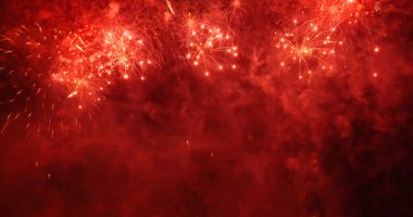 Havai fişekler yıldönümünü kutluyor. Yeni yıl 2020, 4 Temmuz bayram festivali. Ulusal bayramı kutlamak için gece vakti renkli havai fişekler. Yeni yıla geri sayım 2020 parti zamanı etkinliği.