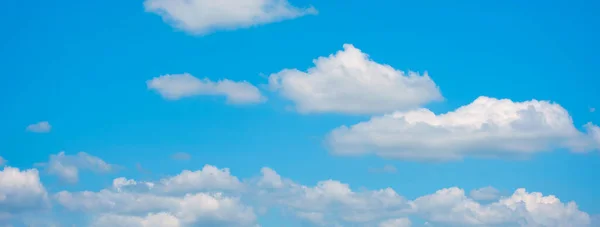 Panorama Modrá Obloha Nadýchaný Bílý Mrak Léto Světle Slunečný Den — Stock fotografie