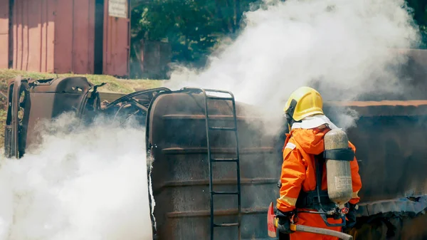 Пожежний Бореться Полум Використанням Хімічного Водяного Розпилювача Вогнепальник Носить Твердий — стокове фото