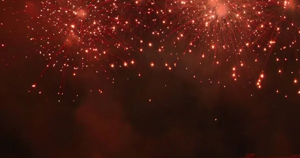 花火大会は 7月のホリデーフェスティバルの4番目の2020 幸せな新年を祝います 国民の祝日を祝うために夜にカラフルな花火 2020年新年会へのカウントダウンイベント — ストック写真