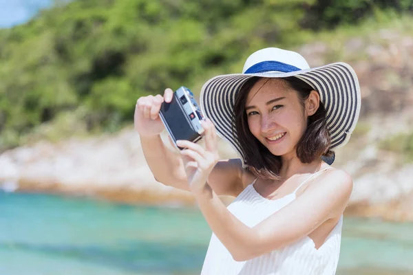 Yaz Tatilinde Sahilde Bir Kadın Neşeli Kadın Sahilde Oturmuş Denize — Stok fotoğraf