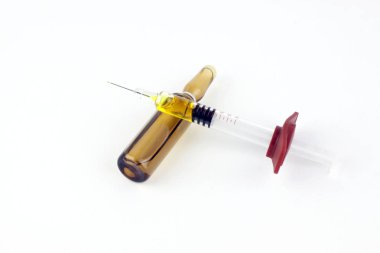 Şırıngalar ve serum şırınga