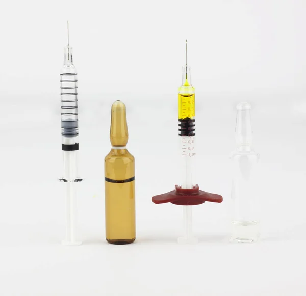 Şırıngalar ve serum şırınga