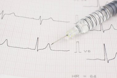EKG kalp kağıda şırınga