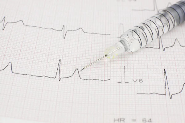 EKG kalp kağıda şırınga — Stok fotoğraf