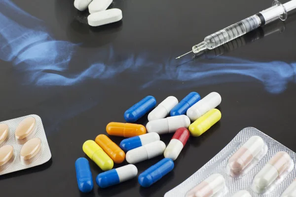 Uyuşturucu ve x-ray sayfadaki şırınga