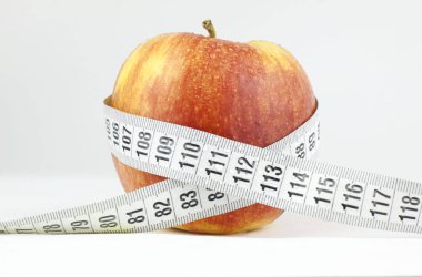 Ölçüm bir teyp sağlık ve fitness kavramı ile çevrili elma