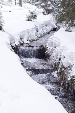Bir şelale tasvir kayaların üzerinden akan su