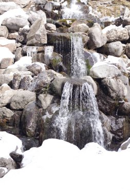 Bir şelale tasvir kayaların üzerinden akan su