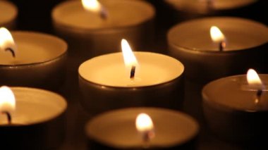 Mumlar karanlıkta yanıyor.
