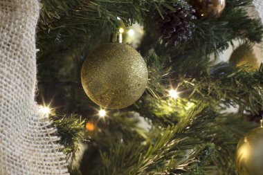 Küre ve Noel ağacı