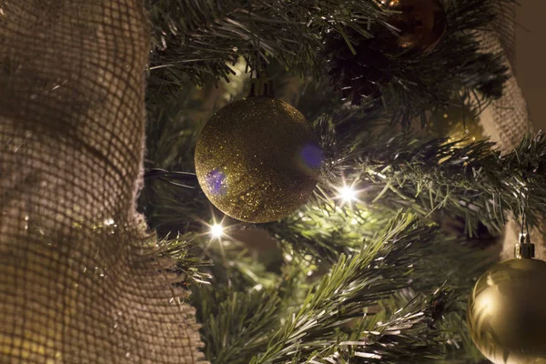 Küre ve Noel ağacı