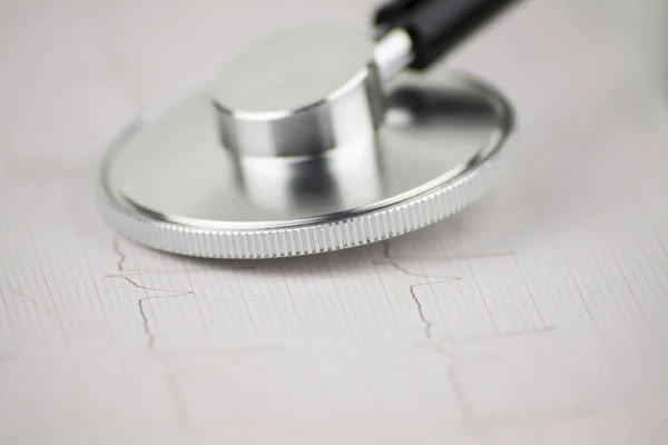 Stetoskop bir Kardiyoloji onay resmeden bir Ekg sayfası