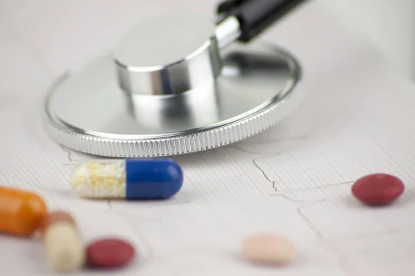 Steteskop ve EKG bir Kardiyoloji Danışma resmeden bir sayfada ilaçlar