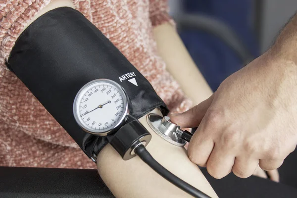 Arzt Nimmt Blutdruck — Stockfoto