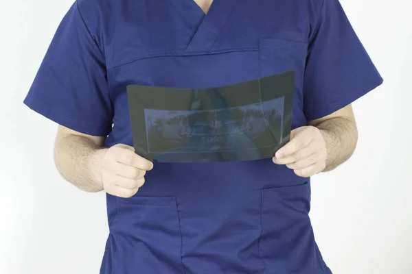 Médecin Qui Regarde Une Radiographie Dentaire — Photo