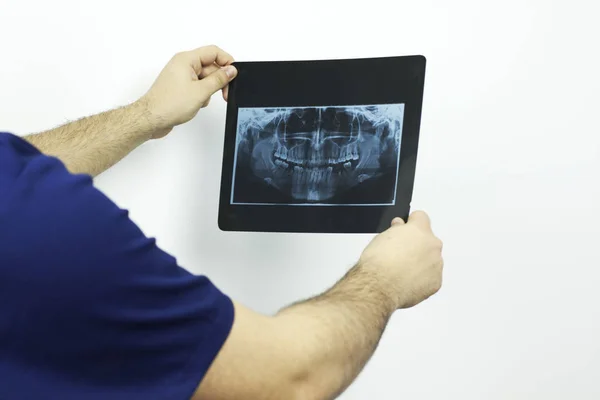 Médico Mirando Una Radiografía Dental Fotos De Stock