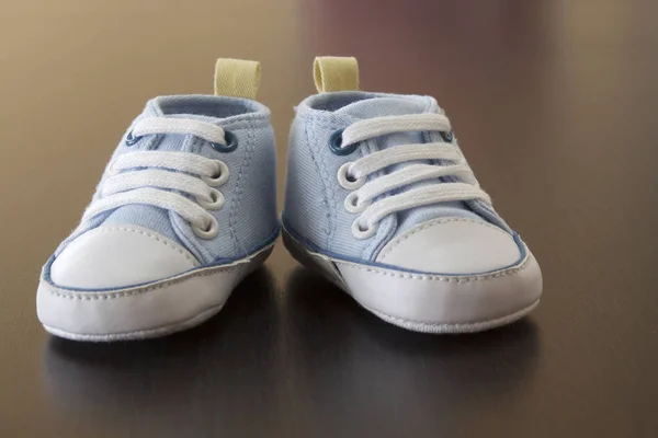 Mavi bebek spor ayakkabı ahşap yüzeye