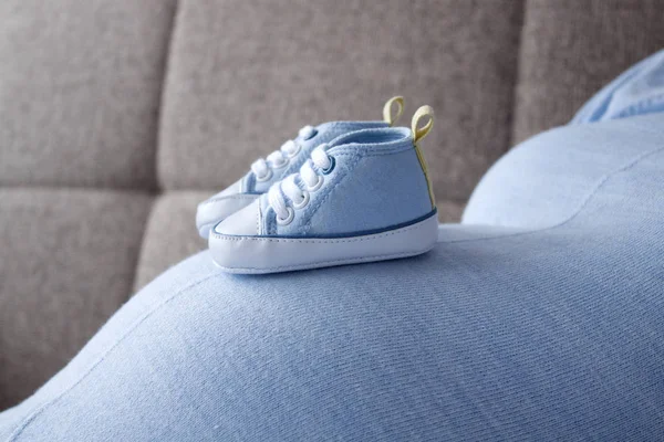 Zapatos Bebé Vientre Una Mujer Embarazada Imágenes De Stock Sin Royalties Gratis