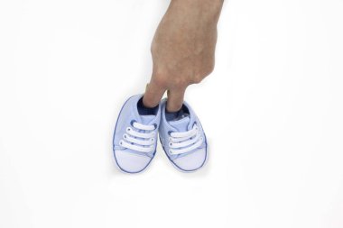 Bazı patik bebek için tutan kadın el