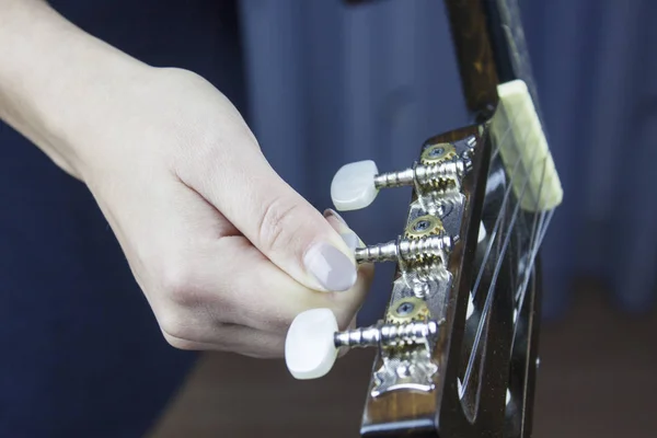 Kadın el bir gitar tuning