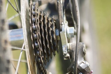 Bisiklet dişli yağı ile kirli