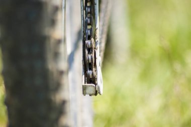 Bisiklet dişli yağı ile kirli