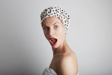 Komik kadın duş alıyor