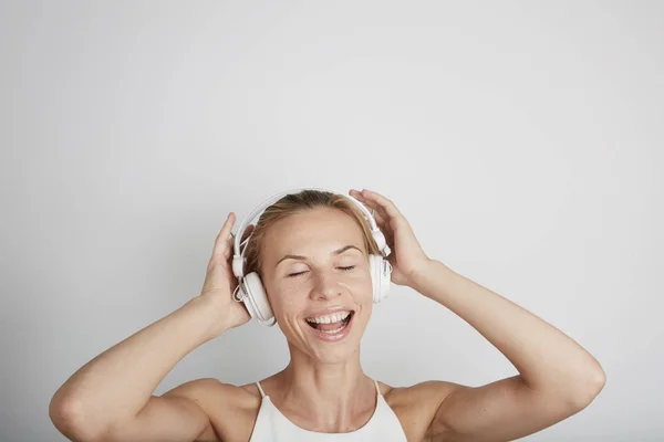Młoda kobieta, słuchania muzyki na jej słuchawki — Zdjęcie stockowe