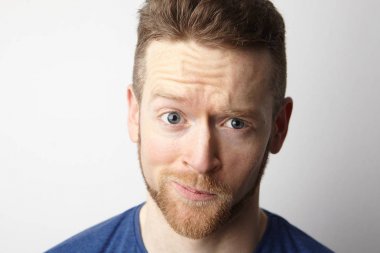 Ofiste otururken yakışıklı genç.